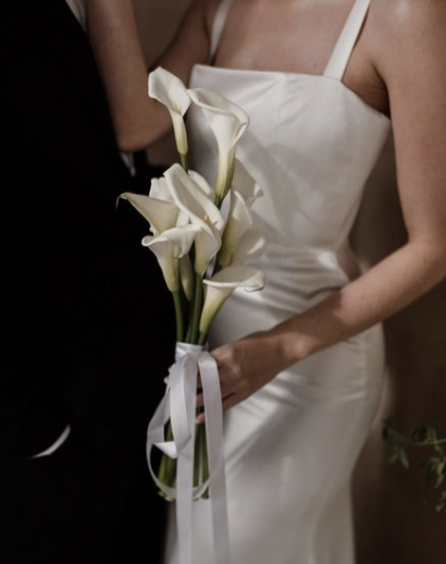 Bride holding calla lilies